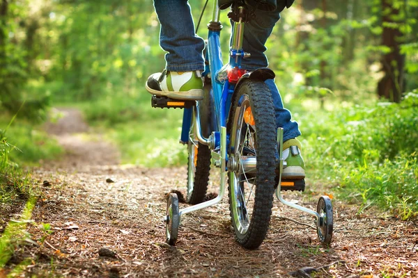 Jongen op fiets in het forest — Stockfoto