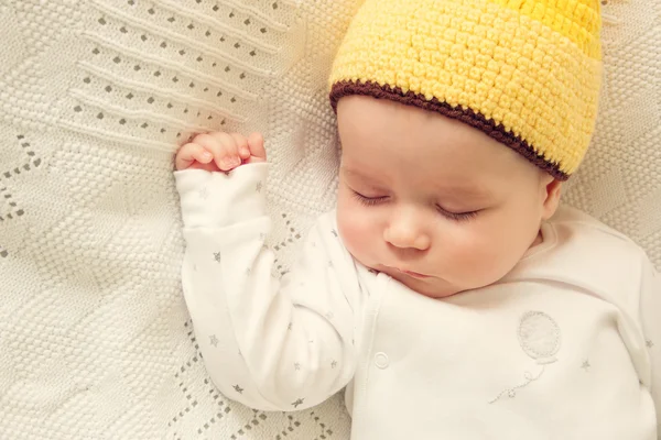 Bebê dormindo em chapéu de girafa — Fotografia de Stock