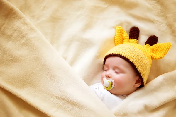 Bébé dormir dans un chapeau girafe — Photo