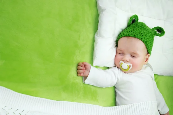 Bébé sur couverture verte — Photo