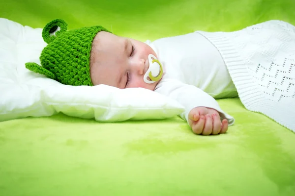 Baby på grön filt — Stockfoto