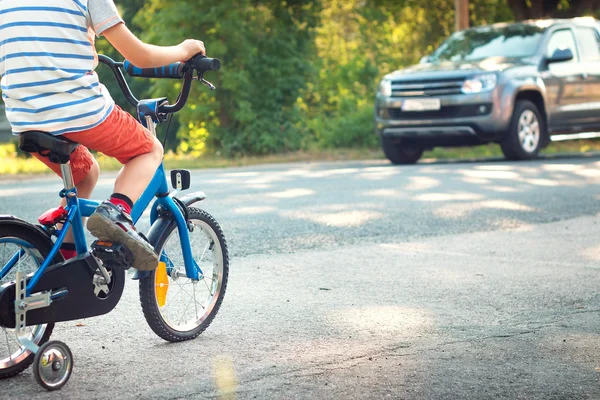 Kind op een fiets — Stockfoto