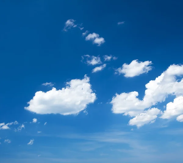 Nuvole soffici sul cielo blu — Foto Stock