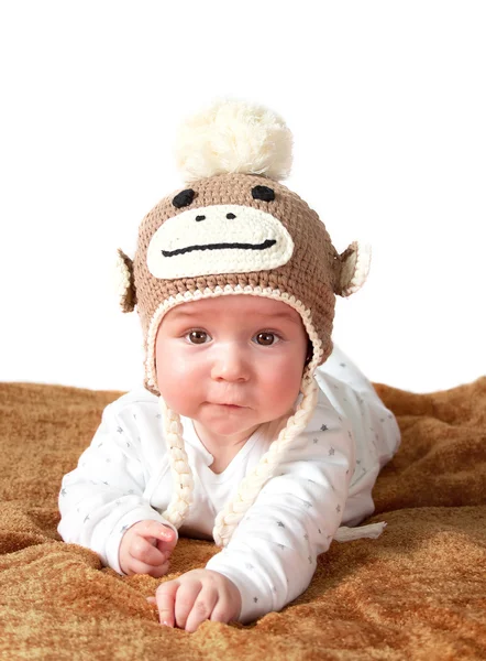 Baby mit Affenhut — Stockfoto