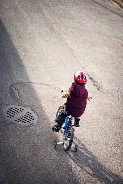 Vue de dessus d'un garçon à vélo — Photo