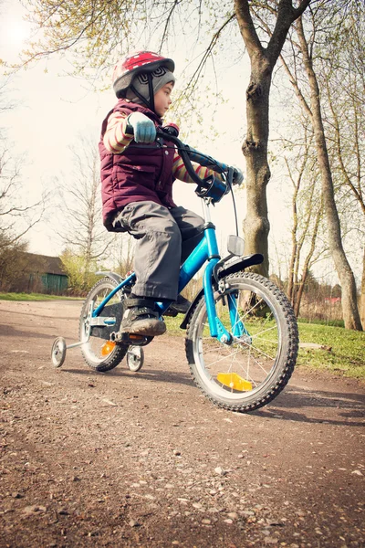 Chłopiec na rowerze w okolicy drogi — Zdjęcie stockowe