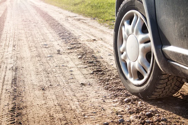 Neumático del coche en camino de tierra —  Fotos de Stock