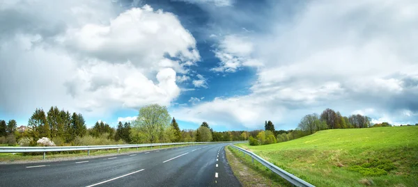 Panorama de estrada em dia chuvoso — Fotografia de Stock