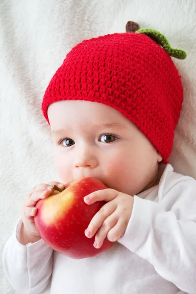 Bebê de sete meses com maçãs — Fotografia de Stock