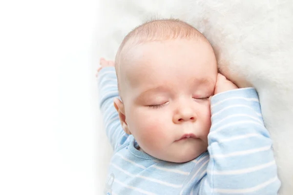 Barnet sover täckt med mjuk filt — Stockfoto