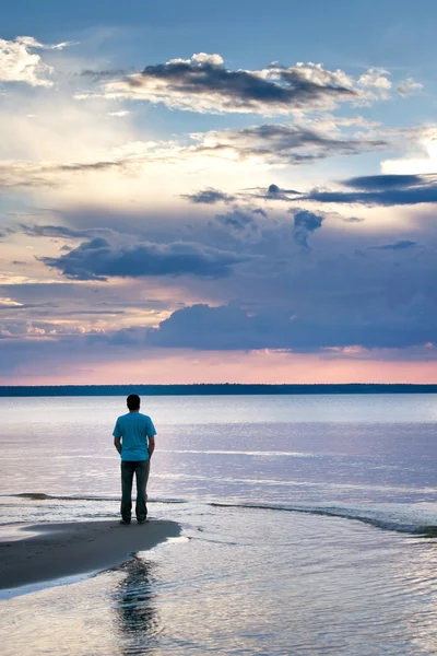 Sozinho no mar ao pôr-do-sol — Fotografia de Stock