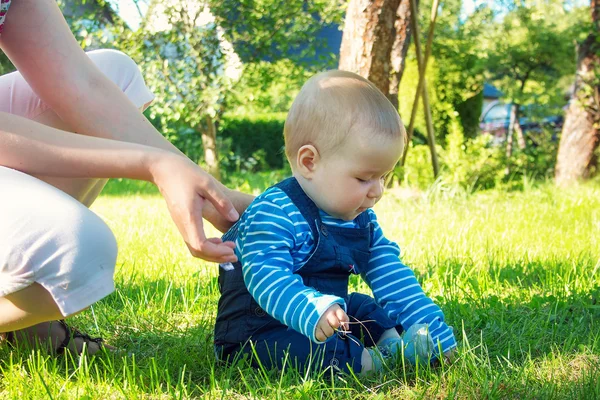 Baby boy sitiing on the grass — Stockfoto