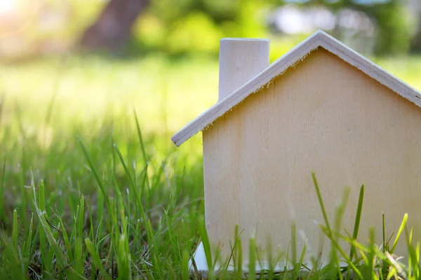 Holzhaus auf dem Gras — Stockfoto