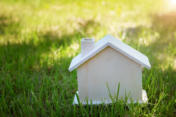 Holzhaus auf dem Gras — Stockfoto