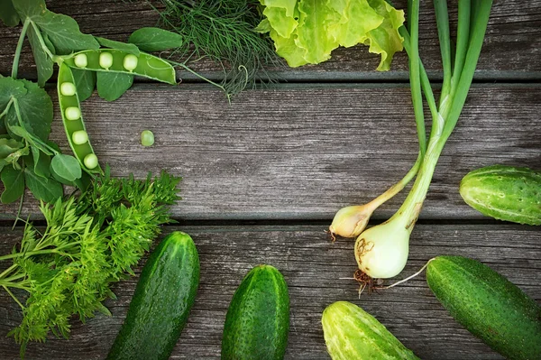 Zielone warzywa na desce — Zdjęcie stockowe