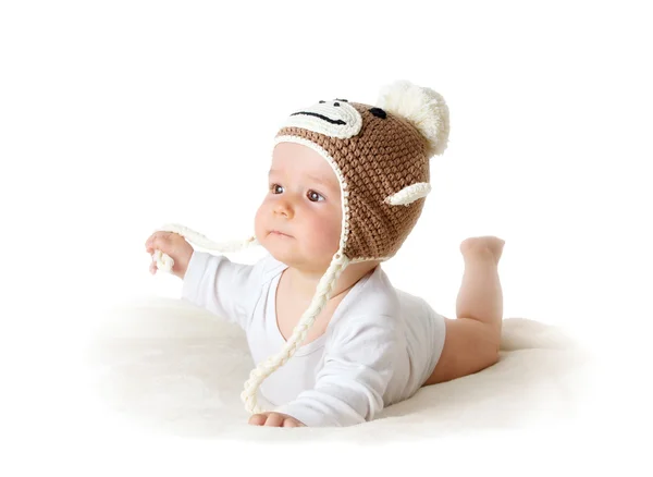 Baby mit Affenhut — Stockfoto