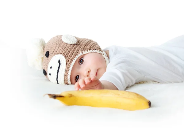 Baby mit Affenhut — Stockfoto