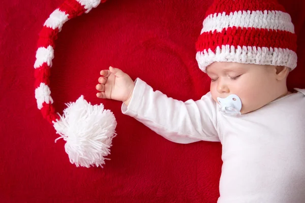 Bebê em chapéu de malha branco vermelho — Fotografia de Stock