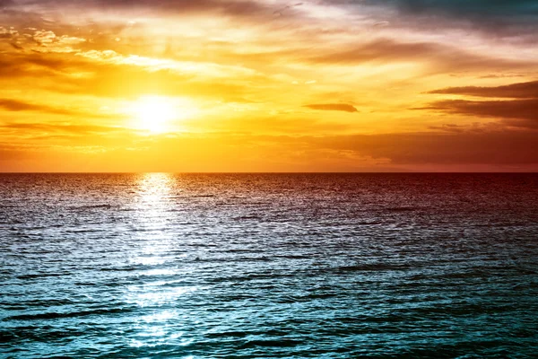 Sonnenuntergang am Meer mit schönem Wasser und Wolken — Stockfoto