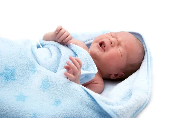 Eine Woche altes weinendes Baby in Decke auf weißem Hintergrund — Stockfoto