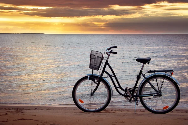 夕暮れ時の孤独な自転車立って — ストック写真