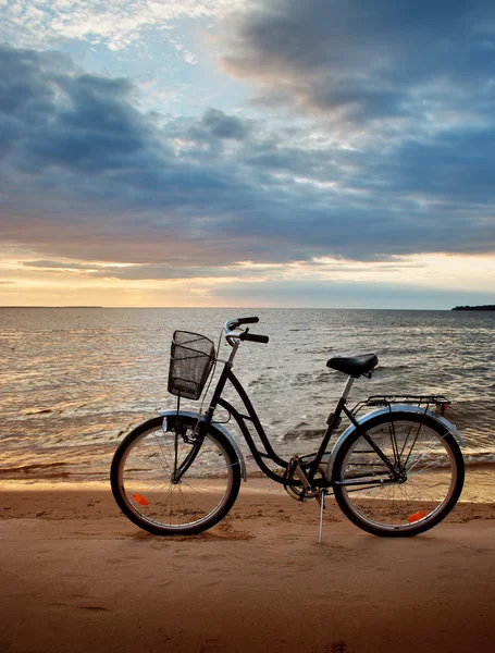Vélo solitaire debout au coucher du soleil — Photo