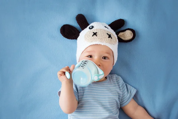 Bebé en un sombrero de vaca beber leche —  Fotos de Stock