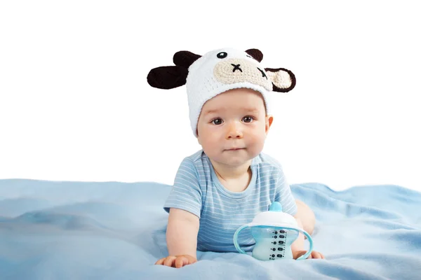 Ребенок в коровьей шляпе пьет молоко — стоковое фото