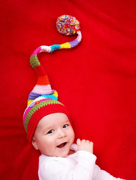 Baby i röd och vit hatt — Stockfoto