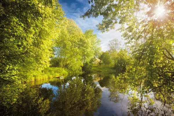 Printemps eventing à un lac — Photo