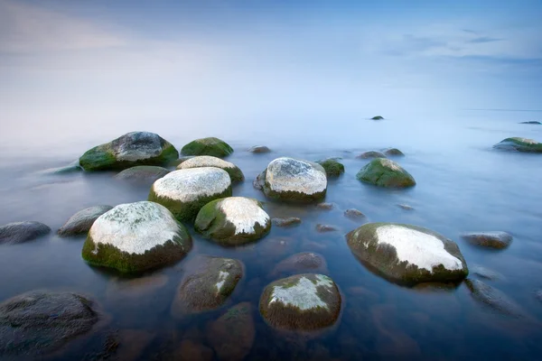 Agua azul con rocas —  Fotos de Stock