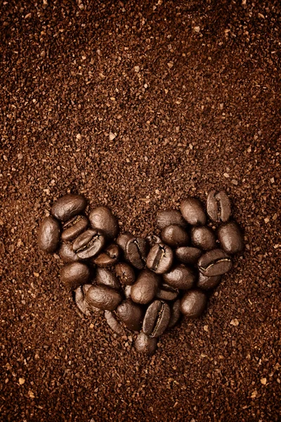 Κόκκοι καφέ σε σχήμα καρδιάς — Φωτογραφία Αρχείου