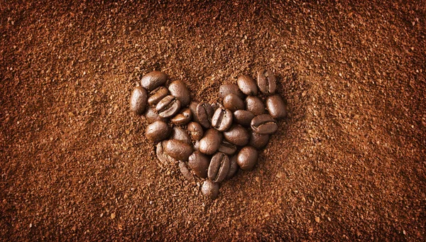 Kalp şeklinde kahve çekirdekleri — Stok fotoğraf