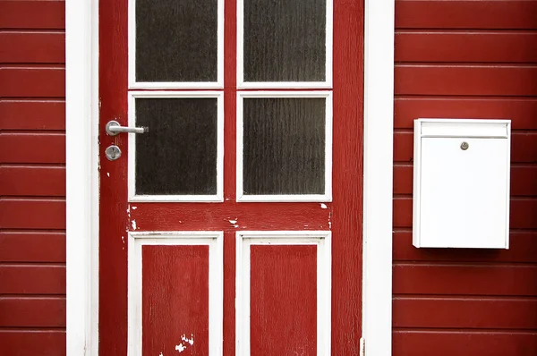 Червоні двері з поштовою скринькою — стокове фото