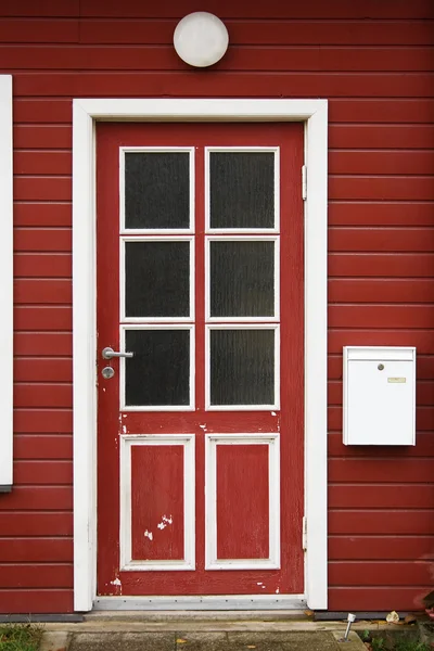 Червоні двері — стокове фото