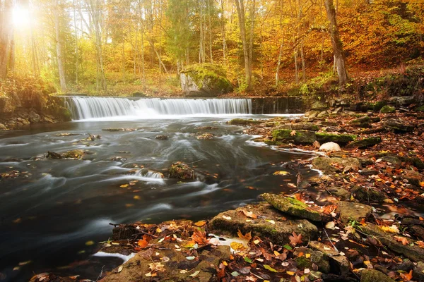 Parlayan bir güneş ile şelale — Stok fotoğraf