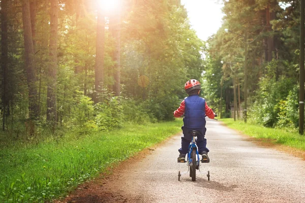 Niño en bicicleta — Foto de Stock