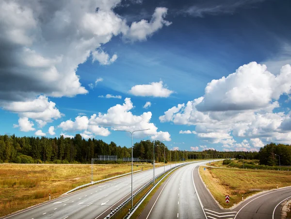 Autostrady w lecie piękne chmury — Zdjęcie stockowe