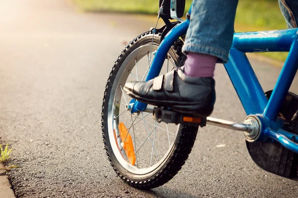 Jongen op een fiets — Stockfoto