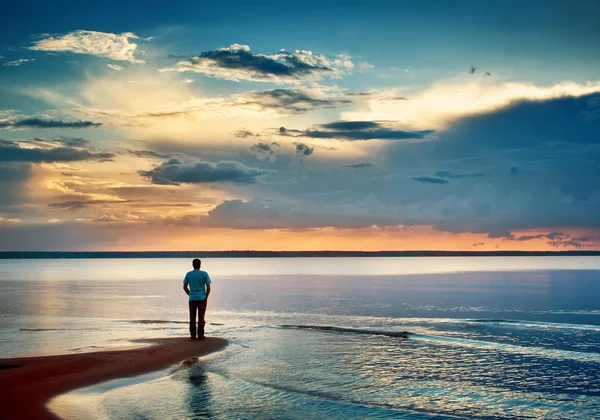 Sozinho no mar ao pôr-do-sol — Fotografia de Stock