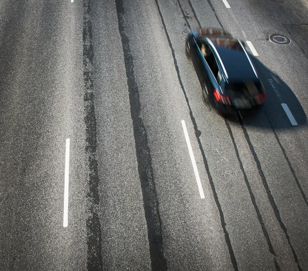 Μαύρο αυτοκίνητο κινείται στον παλιό δρόμο εθνική οδό — Φωτογραφία Αρχείου