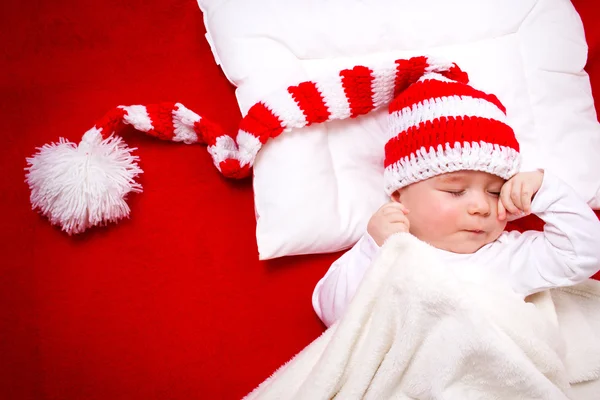 Bebé somnoliento en manta roja —  Fotos de Stock