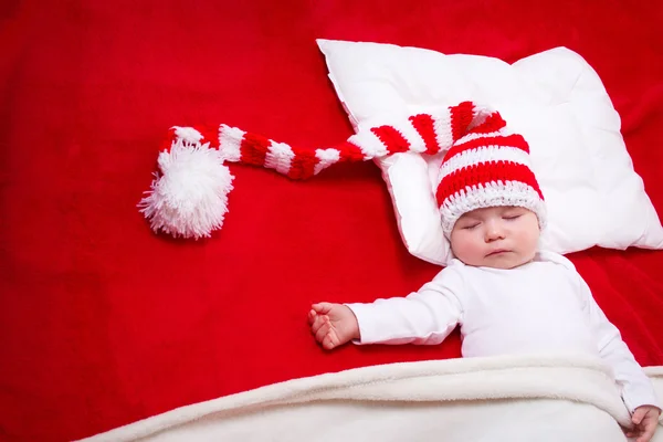 빨간 담요에 잠자는 아기 — 스톡 사진