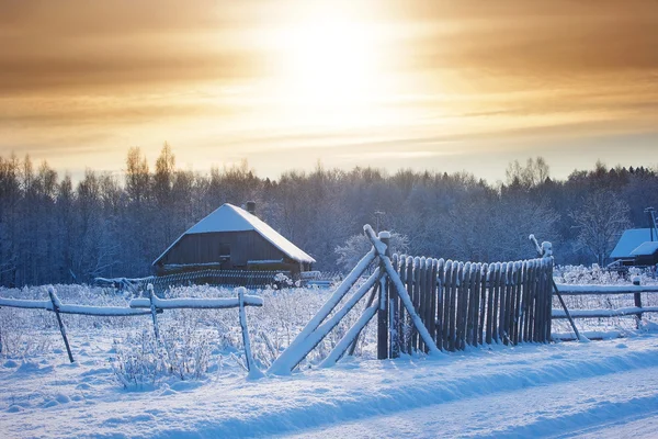 Casa rural con una valla en invierno —  Fotos de Stock