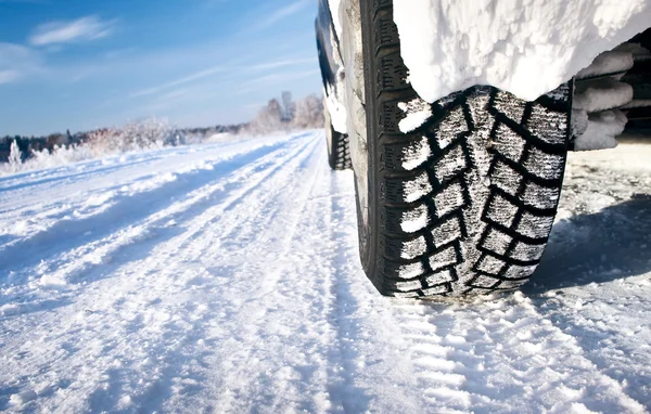 Fechamento de pneus de carro no inverno — Fotografia de Stock
