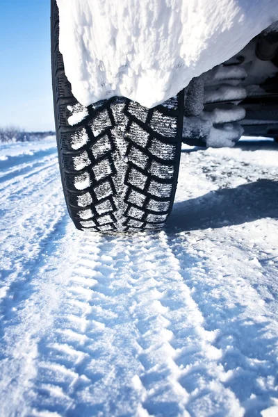 Primer plano de los neumáticos del coche en invierno —  Fotos de Stock