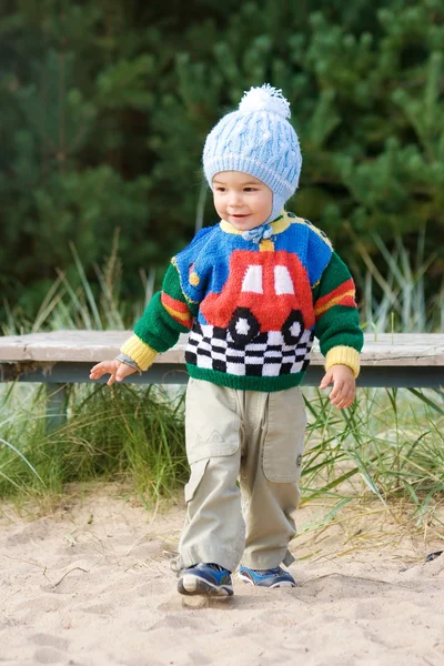 Caminhando menino em camisola de malha e chapéu — Fotografia de Stock