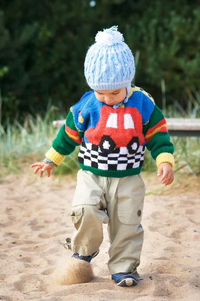 Anak laki-laki berjalan di rajutan sweater dan topi — Stok Foto