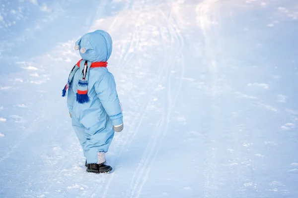 Garçon sur fond de neige — Photo