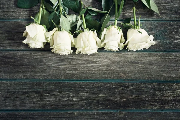 Rosas sobre fondo de madera — Foto de Stock